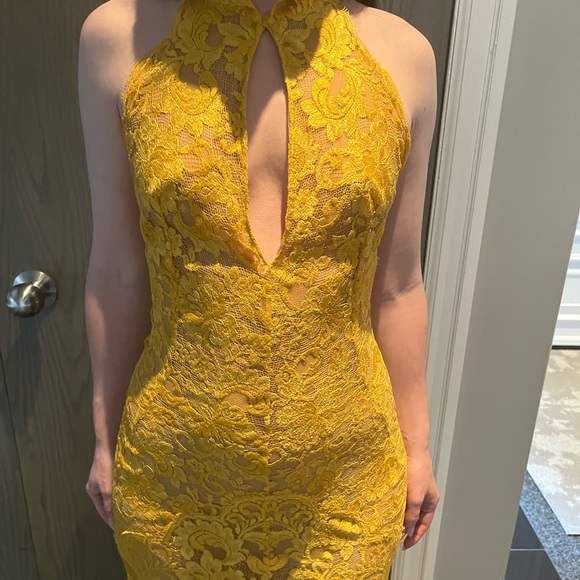 Vintage yellow lace gown - Picture 2 of 3